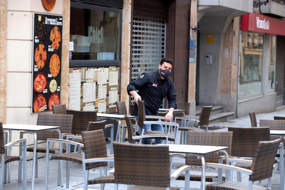 Un camarero prepara la terraza de un bar de Salamanca. Castilla y León ha abierto este viernes las terrazas de la hostelería, salvo en la capital burgalesa.