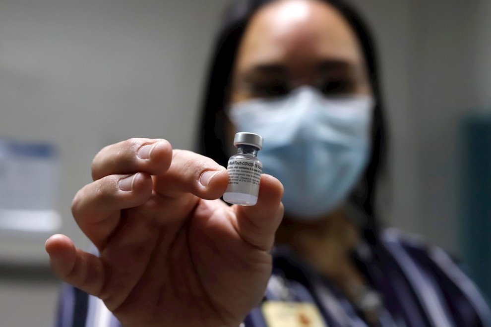 Una enfermera enseña el bote de la vacuna de los laboratorios Pfizer/BioNTech contra la covid-19