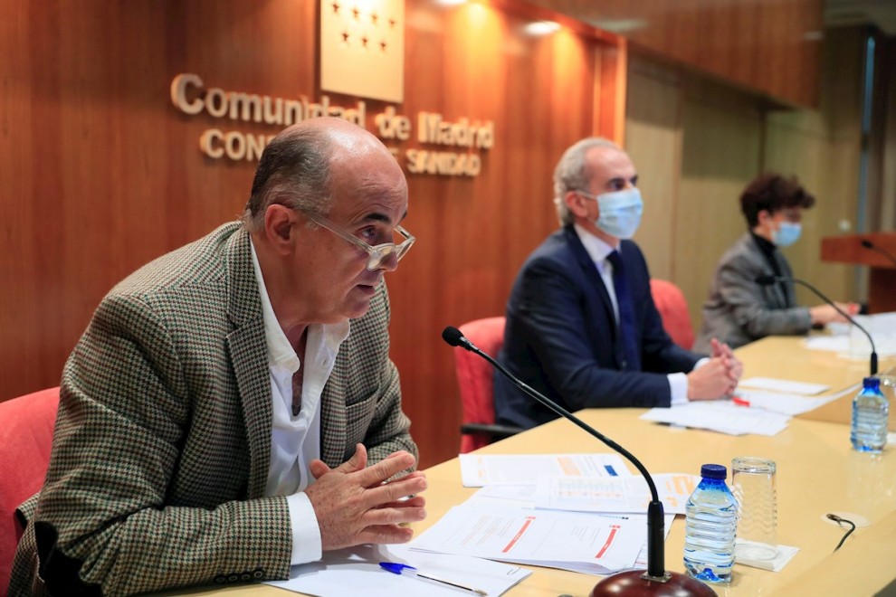 18/12/2020.- El viceconsejero de Sanidad, Antonio Zapatero (i); el consejero de Sanidad, Enrique Ruiz Escudero (c), y la directora de Salud Pública, Elena Andradas (d)