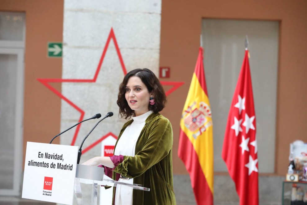La presidenta de la Comunidad de Madrid, Isabel Díaz Ayuso, interviene durante la ceremonia de firma de un protocolo general de actuación con las grandes superficies de distribución.