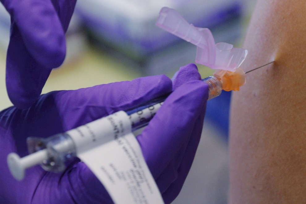 Imagen de archivo de un sanitario administrando una vacuna