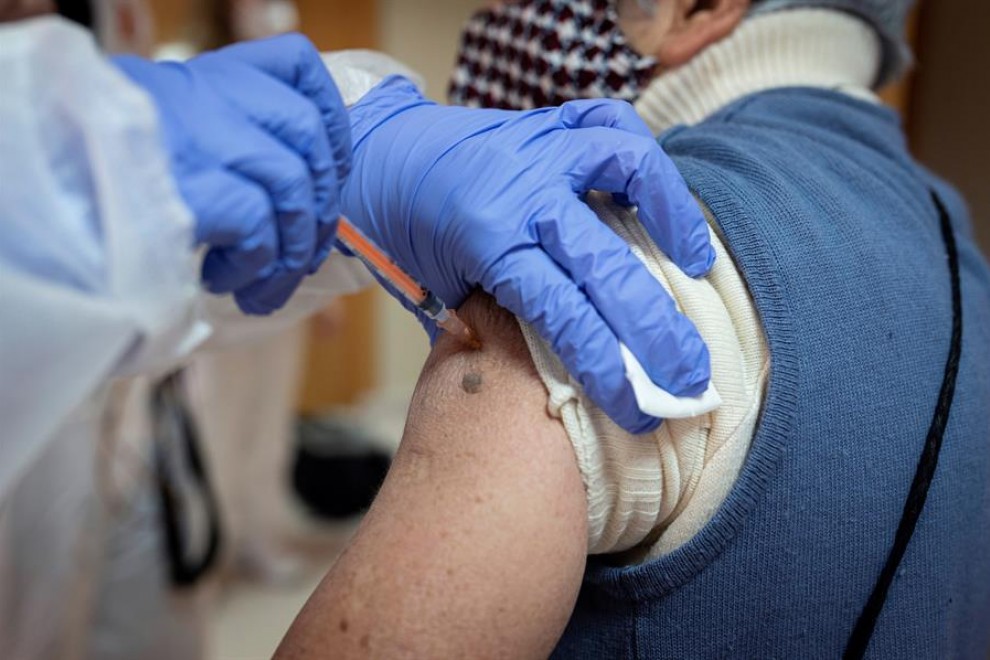 Residentes y trabajadores de la Residencia Domusvi de Alcalá de Henares, Madrid, reciben la primera dosis de la vacuna contra la covid.