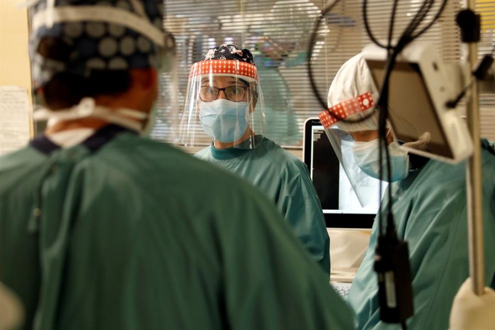 Varios profesionales sanitarios trabajan en la UCI del Hospital Vall d'Hebron de Barcelona.