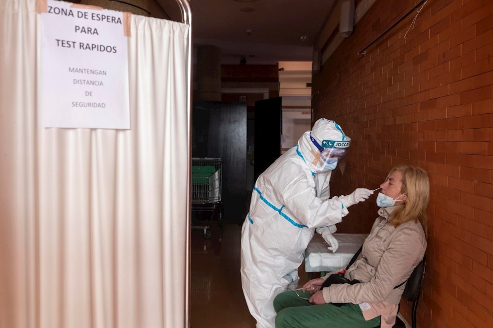 Una enfermera del centro de salud de Santomera (Murcia) realiza una PCR a una a mujer, este martes.