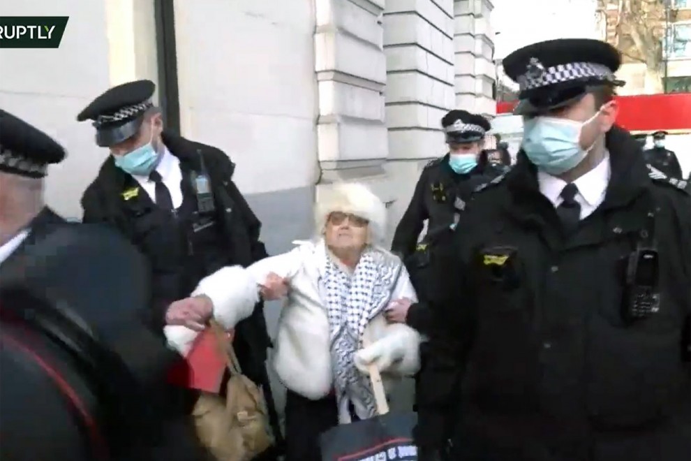 Primeras detenciones en las puertas de Old Bailey tras la decisión de la jueza Baraister de no conceder la libertad bajo fianza a Julian Assange.