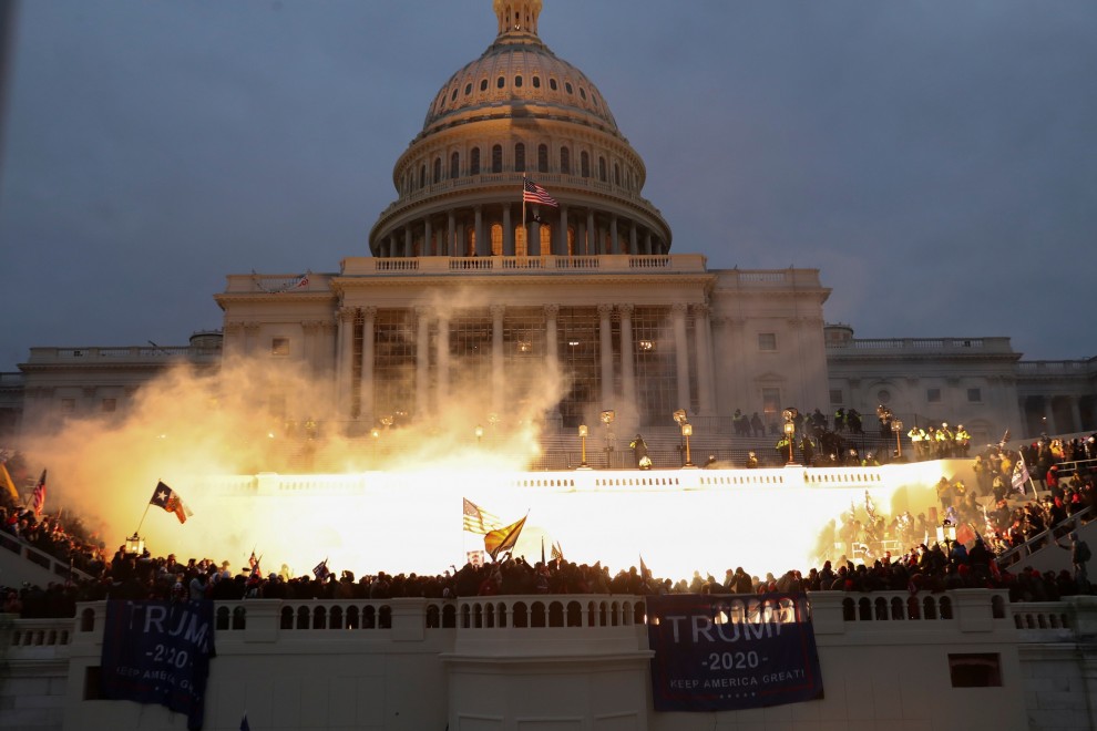 Una explosión en el capitolio durante los disturbios por las protestas de los seguidores de Trump