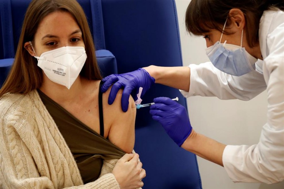 Una enfermera del Hospital Clinic de Barcelona administra la primera de las dos dosis de la vacuna Pfizer BioNTech a una sanitaria este domingo en el que el centro sanitario ha continuado con la vacunación de sus trabajadores sanitarios contra la covid-19