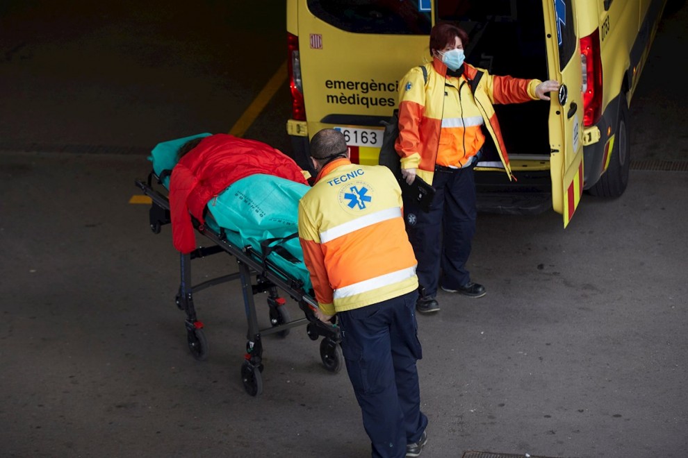 Dos técnicos de ambulancias trasladan a un paciente en el Hospital del Mar de Barcelona, coronavirus
