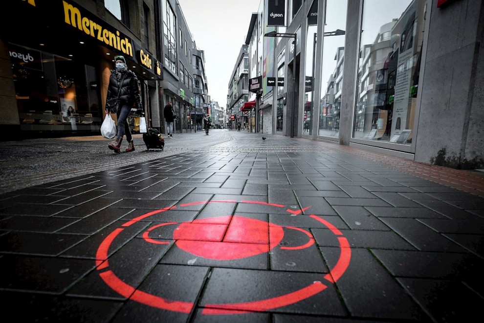 Ciudadanos con mascarillas paseando en Colonia (Alemania).