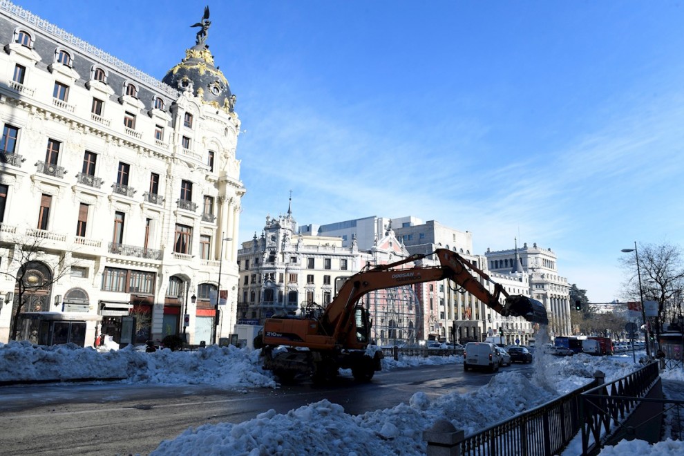 Vista de una grúa en los trabajos de limpieza de la nieve acumulada por la borrasca Filomena en la calle Alcalá en Madrid, este viernes.