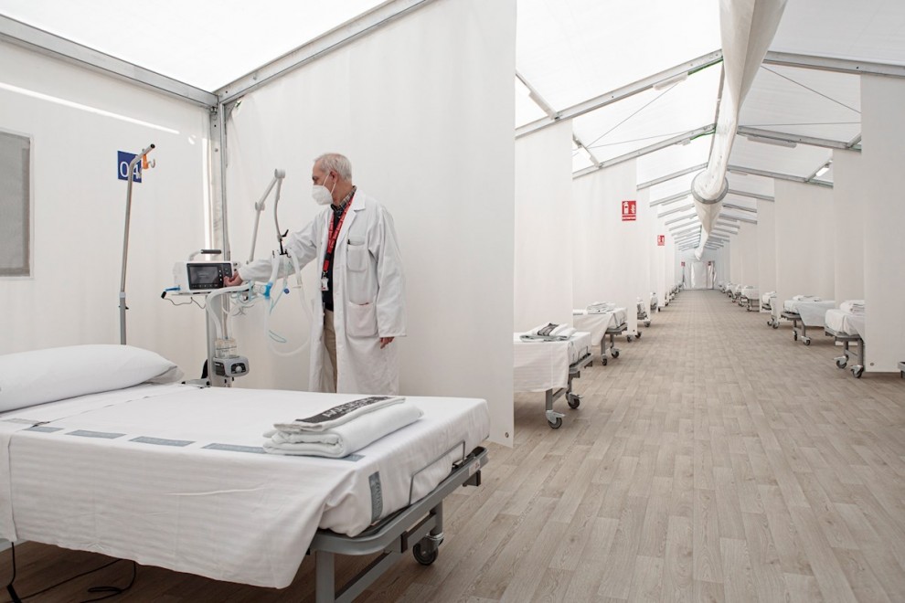 Un sanitario enciende un respirador del hospital de campaña de La Fe de València que ya se encuentra preparado por si tuvieran que derivarse a ellos pacientes con covid.