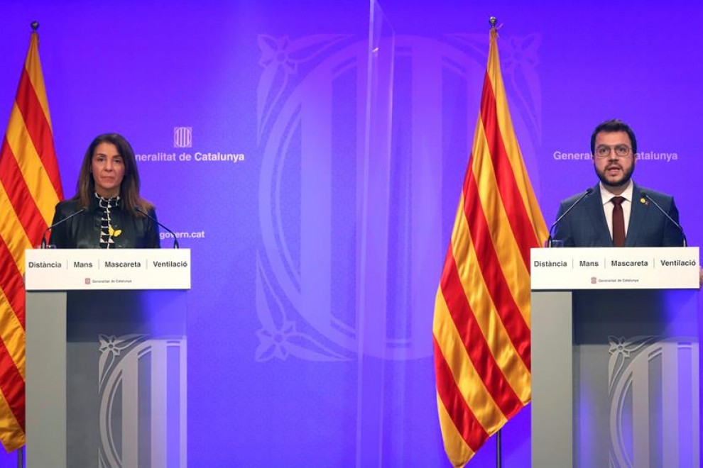El Presidente en funciones de la Generalitat, Pera Aragonés y la consejera de la Presidencia, Meritxell Budó, durante la declaración institucional de aplazamiento de las elecciones, hoy Viernes en Barcelona.