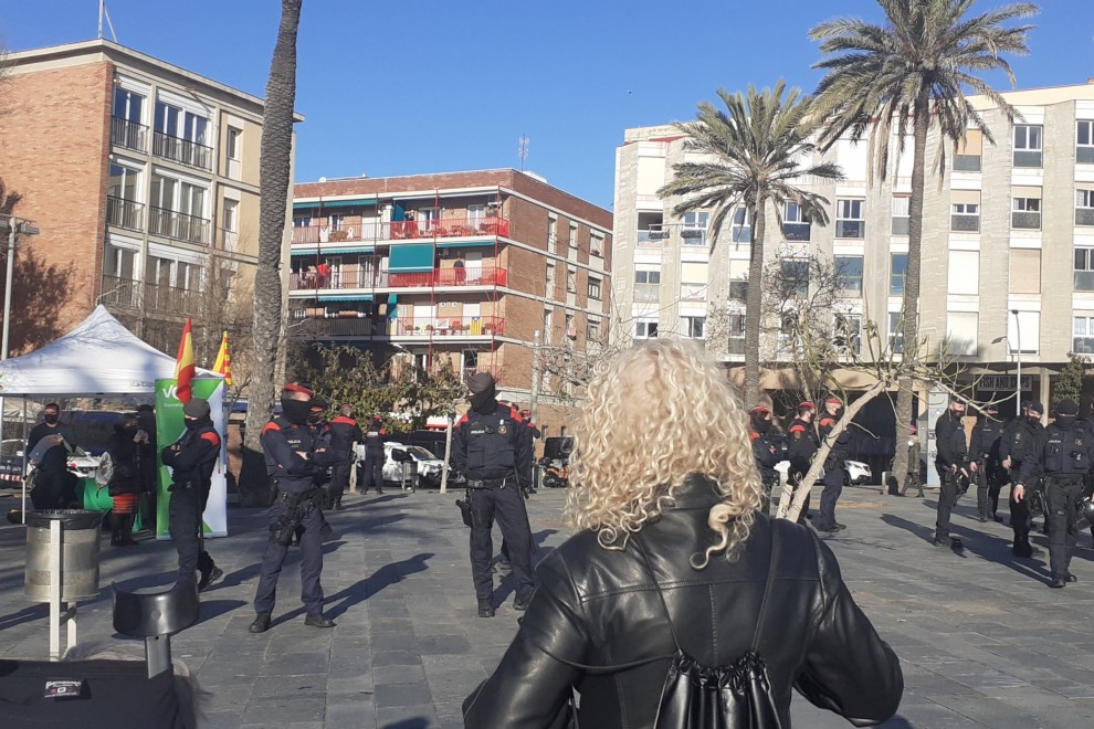 16/01/2021. Manifestantes antifascistas se concentran frente a la carpa de Vox. - Gala Pin