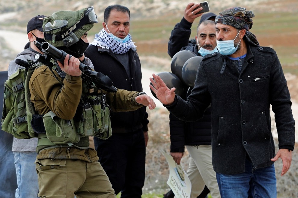 El ejército israelí disuelve una protesta propalestina.