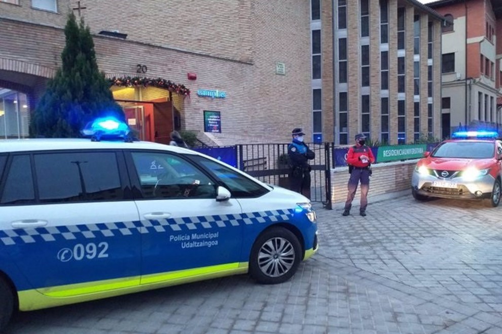La Policía Municipal de Pamplona y la Policía Foral controlan los acceso a una residencia universitaria que ha sido confinada por casos de covid-19.