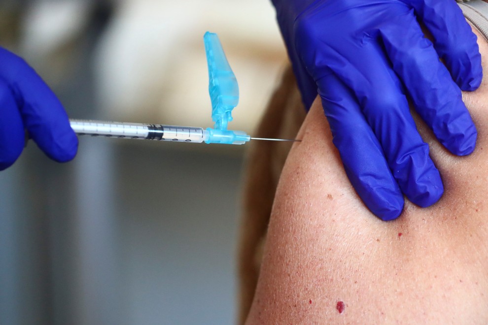 Una sanitaria administra una dosis de la vacuna de Pfizer en un centro médico de la Comunidad de Madrid