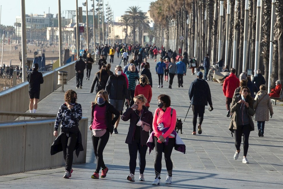 Numerosas personas pasean y practican deporte en la playa de Somorrostro, en Barcelona, este sábado