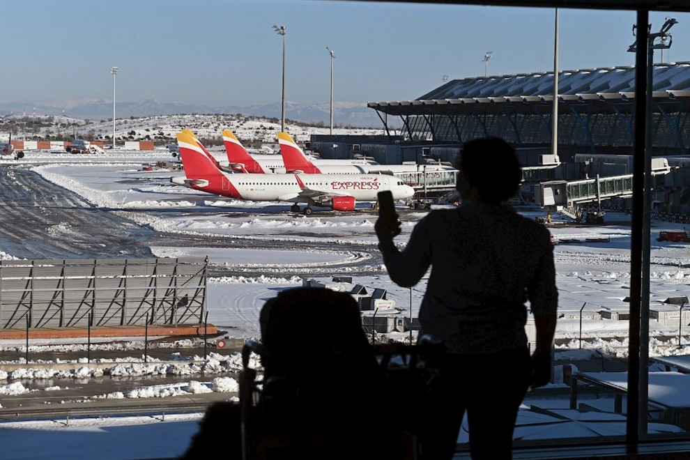 11/01/2021.- Una pasajera toma fotos de las pistas en la Terminal 4 del aeropuerto Adolfo Suárez Madrid-Barajas.