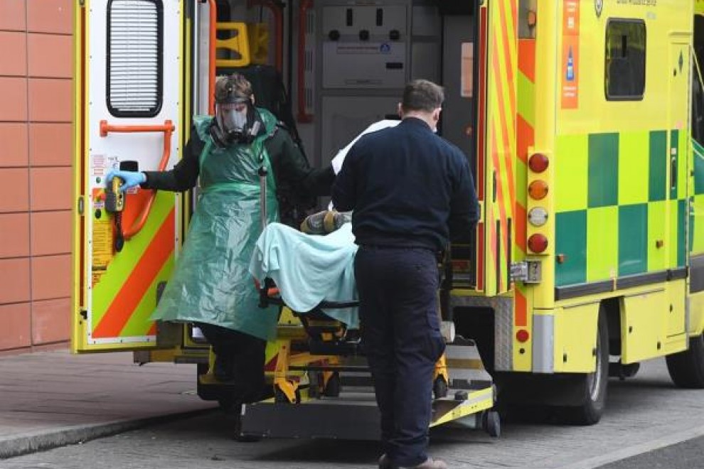 Un enfermo de covid-19 es trasladado en ambulancia en Reino Unido.