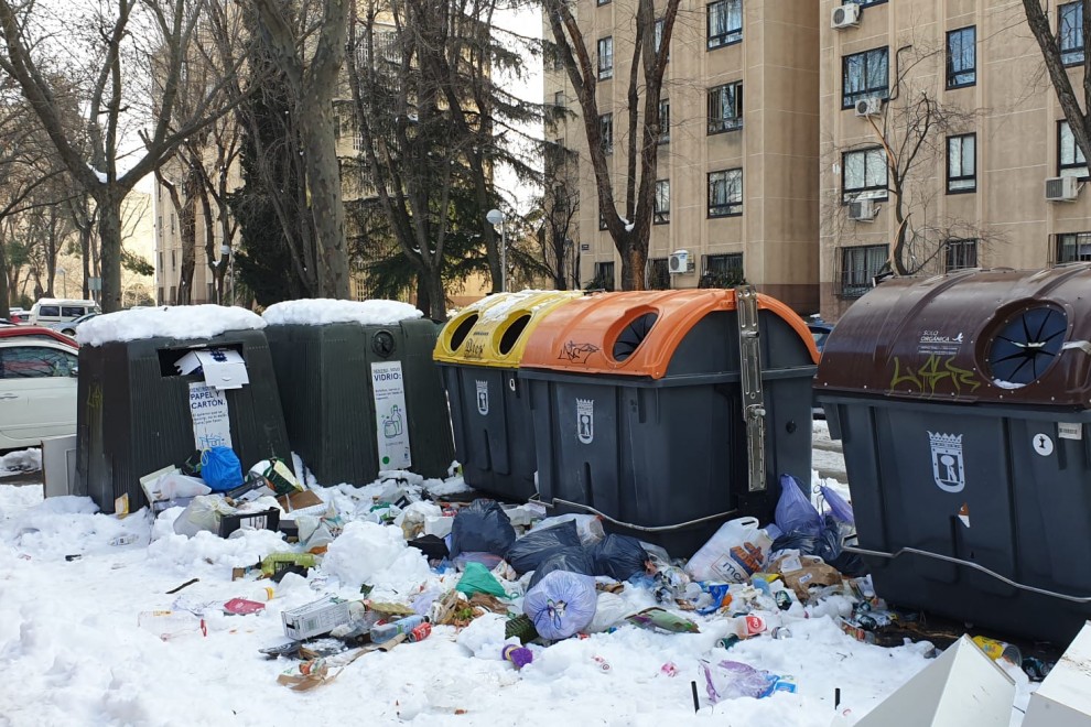 Contenedor lleno de basura en Puerta del Ángel (Madrid).