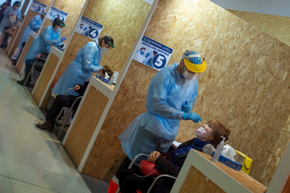 Varios trabajadores sanitarios realizan una prueba PCR durante un cribado poblacional en el recinto ferial de Expourense en Ourense.
