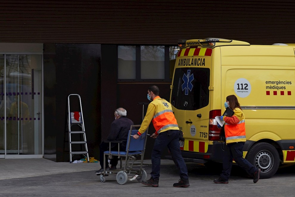 Dos técnicos de emergencias trasladan a un paciente al nuevo 'hospital satélite' del Hospital Universitario de Bellvitge este lunes.