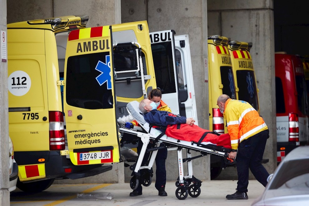 Dos técnicos de emergencias trasladan a un paciente en la zona de urgencias del Hospital Universitario de Bellvitge este lunes.