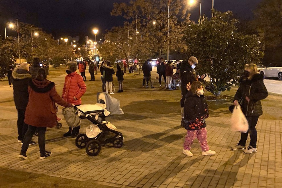 Vecinos se echan a la calle después de tres terremotos prácticamente consecutivos en Granada.