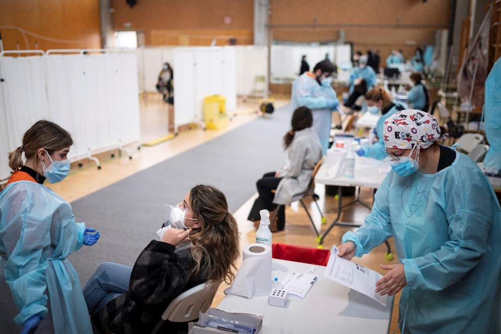 Varios jóvenes se someten a un test de antígenos en la Universidad de Alcalá de Henares.