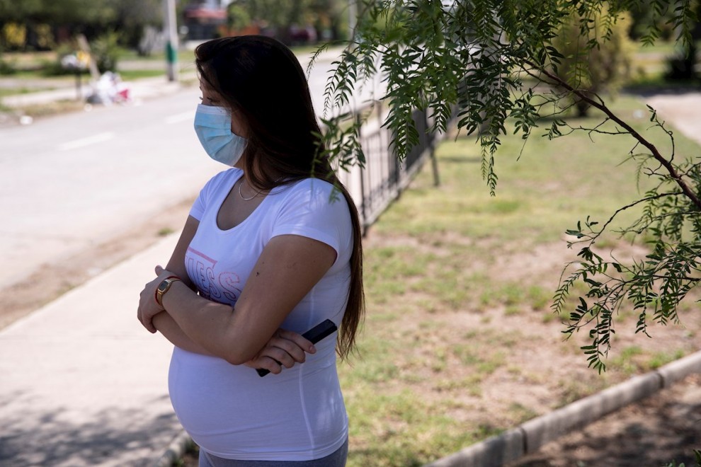La joven chilena Valentina Donoso, una de las 111 chilenas que quedaron embarazadas por culpa de un lote de anticonceptivos defectuoso, posa el pasado miércoles 3 de febrero durante una entrevista, en Santiago (Chile).