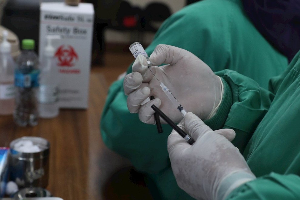 Trabajadores del Servicio Departamental de Salud (SEDES) de La Paz preparan hoy una dosis de la vacuna Sputnik V contra la covid-19