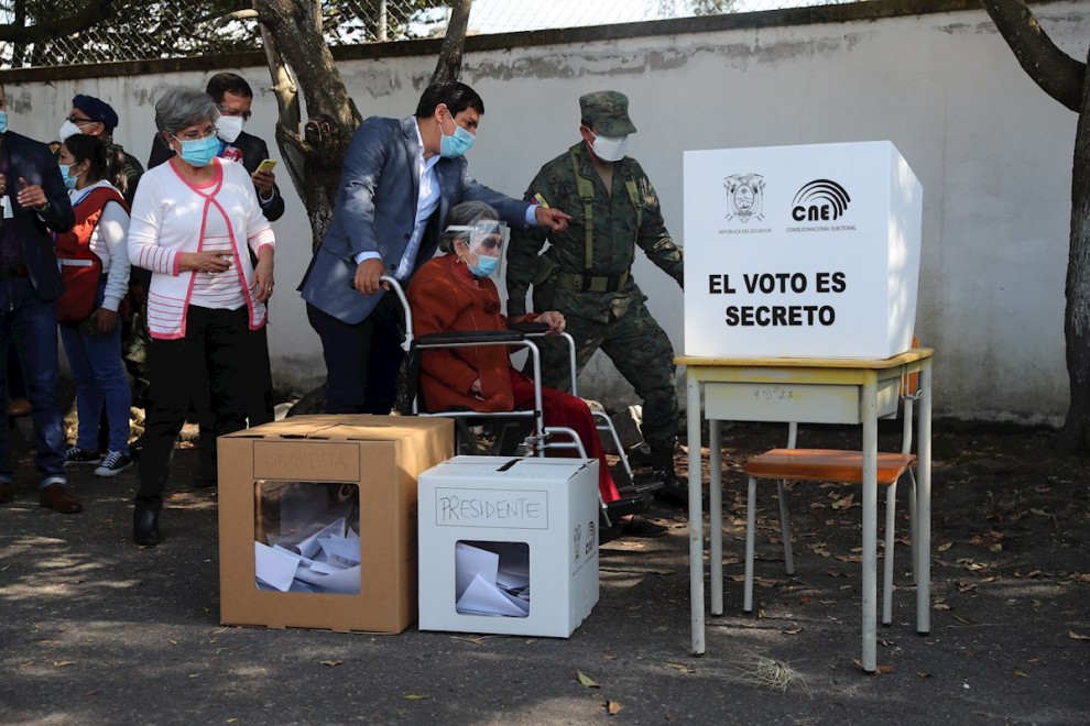 Andrés Arauz, candidato a la Presidencia de Ecuador, vota en Quito.