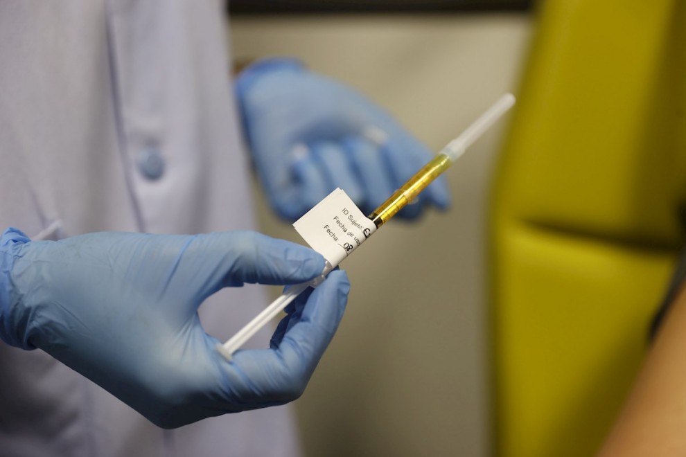 Vacuna contra la covid-19 desarrollada por el laboratorio alemán CureVac, dentro de los ensayos en el hospital vizcaíno de Biocruces, que este lunes han empezado con el primeros dos millares de personas que necesitaba. En este ensayo participarán 30.000 p