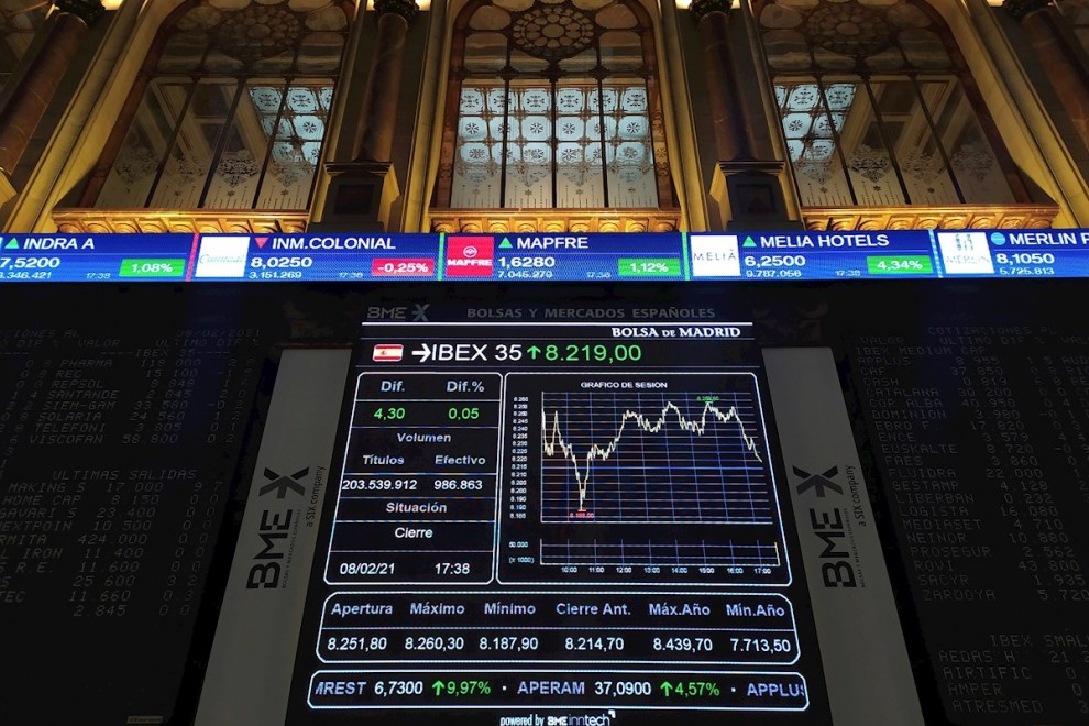 Un panel muestra la evolución del IBEX 35 en el interior de la Bolsa de Madrid. EFE/ Vega Alonso