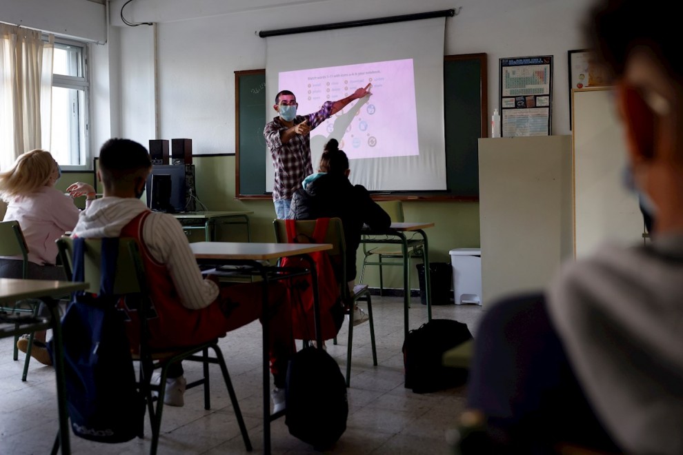 Los alumnos atienden las explicaciones del profesor en un aula del IES Gaspar Melchor de Jovellanos en Fuenlabrada (Madrid), en un curso marcado por la covid.