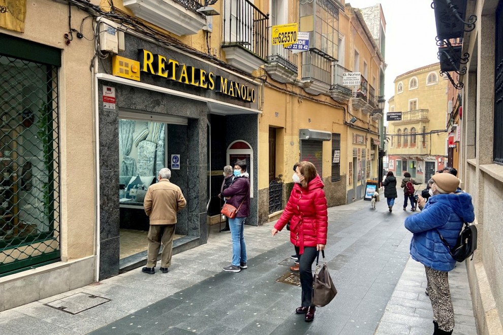 Ciudadanos caminan en una calle de Cáceres, en una imagen de archivo.