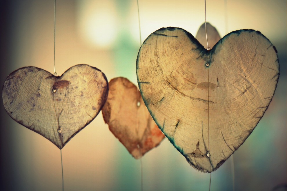 Fotografía de tres corazones de madera. - Pixabay