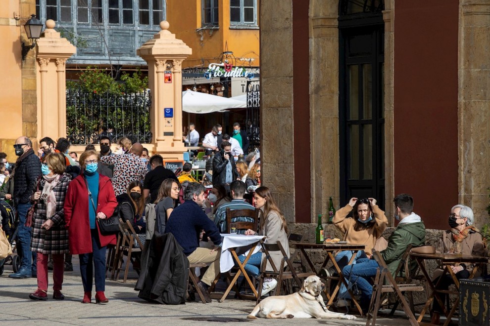 Personas en las terrazas de la plaza del Pescado, en el centro de Oviedo, este domingo.