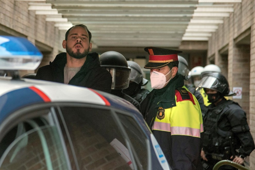 Los Mossos de Esquadra han detenido hacia las 8.25 horas de este martes a Pablo Hasel, el rapero condenado a 9 meses de prisión por enaltecimiento del terrorismo e injurias a la corona.
