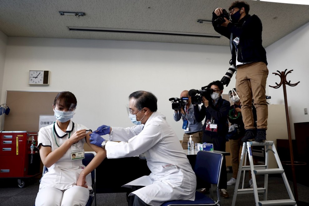 Una sanitaria recibe la vacuna contra la covid en el primer día de vacunación en Japón.