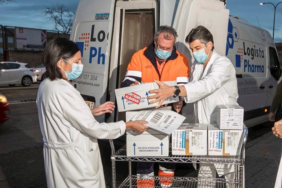Personal del Servicio de Farmacia del Hospital Clínico Universitario de Zaragoza reciben dosis de la vacuna de AstraZeneca.