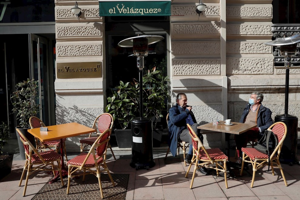 Varias personas en una terraza de una cafetería en Madrid.