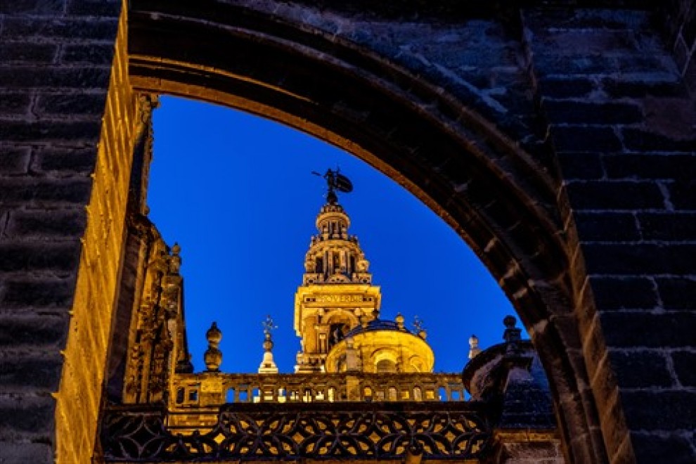 Vista de Giralda desde las cubiertas de la Catedral de Sevilla que se prepara para visitas nocturnas guiadas. Sevilla a 30 de junio del 2020. Foto de archivo.