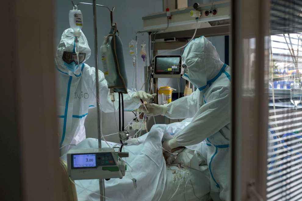 Trabajadores sanitarios atienden a un paciente con coronavirus en la UCI del Hospital Cosaga de Ourense.