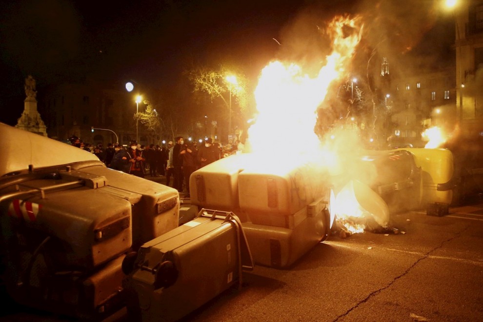 Aspecto de manifestación de viernes, en Barcelona, tras la cuarta noche de protestas por la detención del rapero Pablo Hasél.