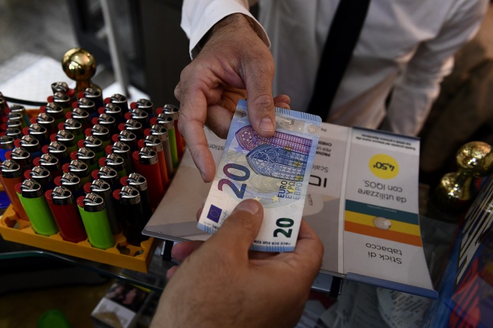 Un hombre paga con un billete de 20 euros en una tienda en Milán. REUTERS/Flavio Lo Scalzo