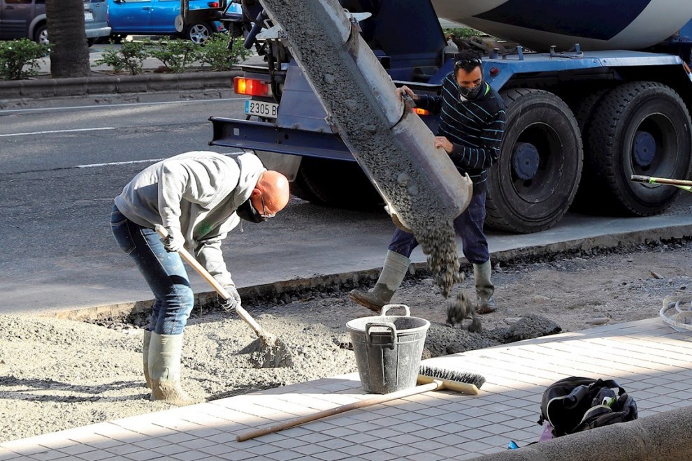 Dos trabajadores en una obra en Las Palmas de Gran Canaria.
