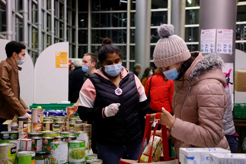 Estudiantes recogen comida de un banco de alimentos en París, Francia