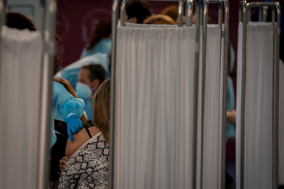 Una docente recibe la primera dosis de la vacuna de AstraZeneca en Sevilla.