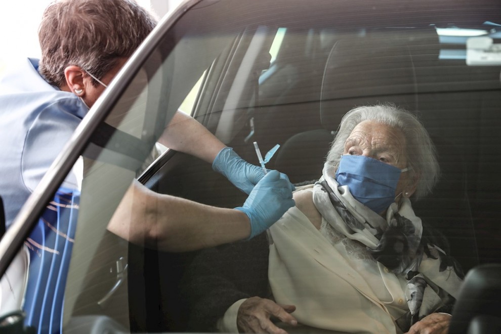 Una anciana se vacuna en el Hospital Donostia de San Sebastián, donde ha recibido, sin salir de su coche, la vacuna contra la covid-19.